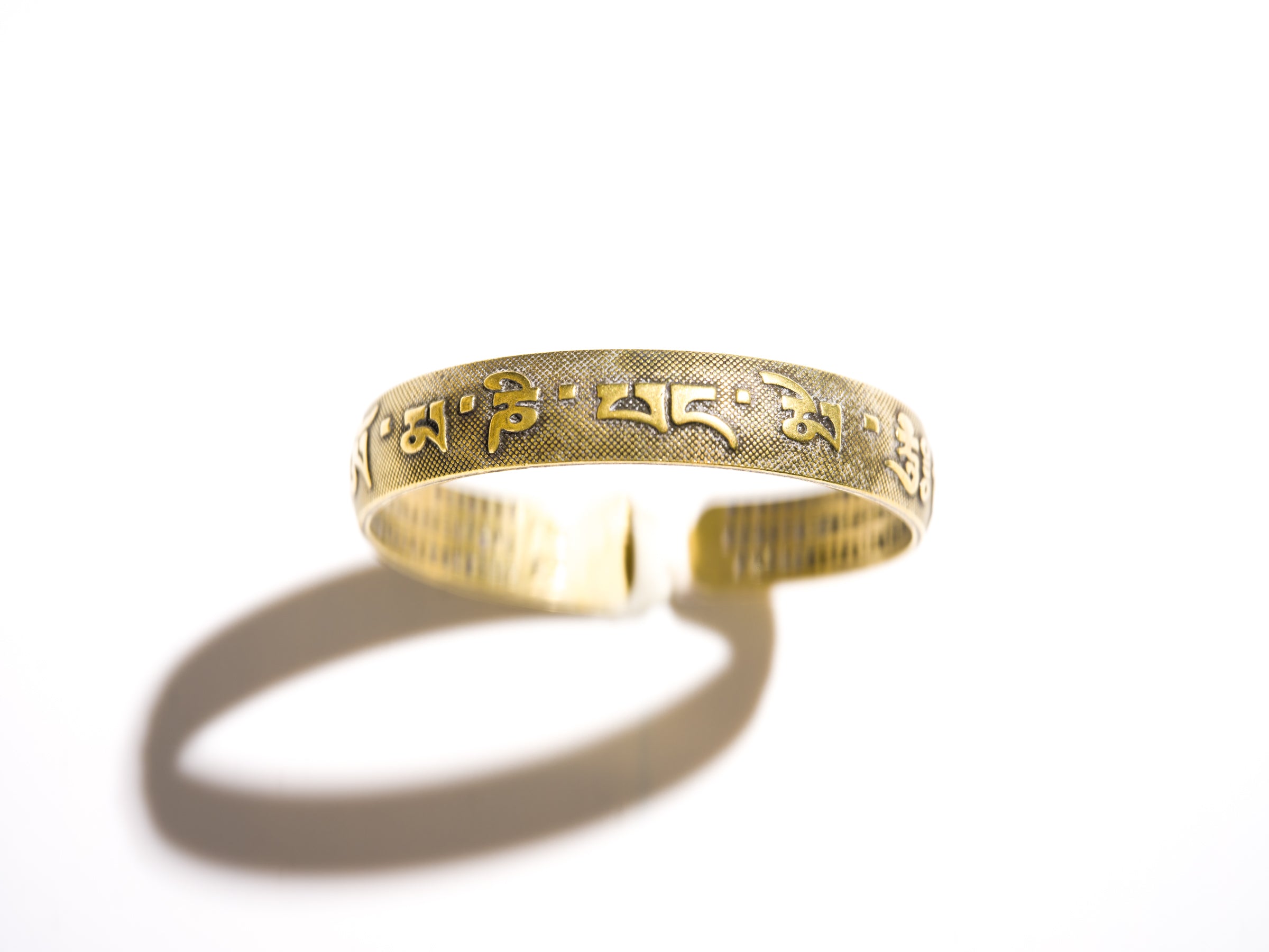 Brass Om Mani Padme Hum Bangle – Handcrafted Tibetan Mantra Bracelet