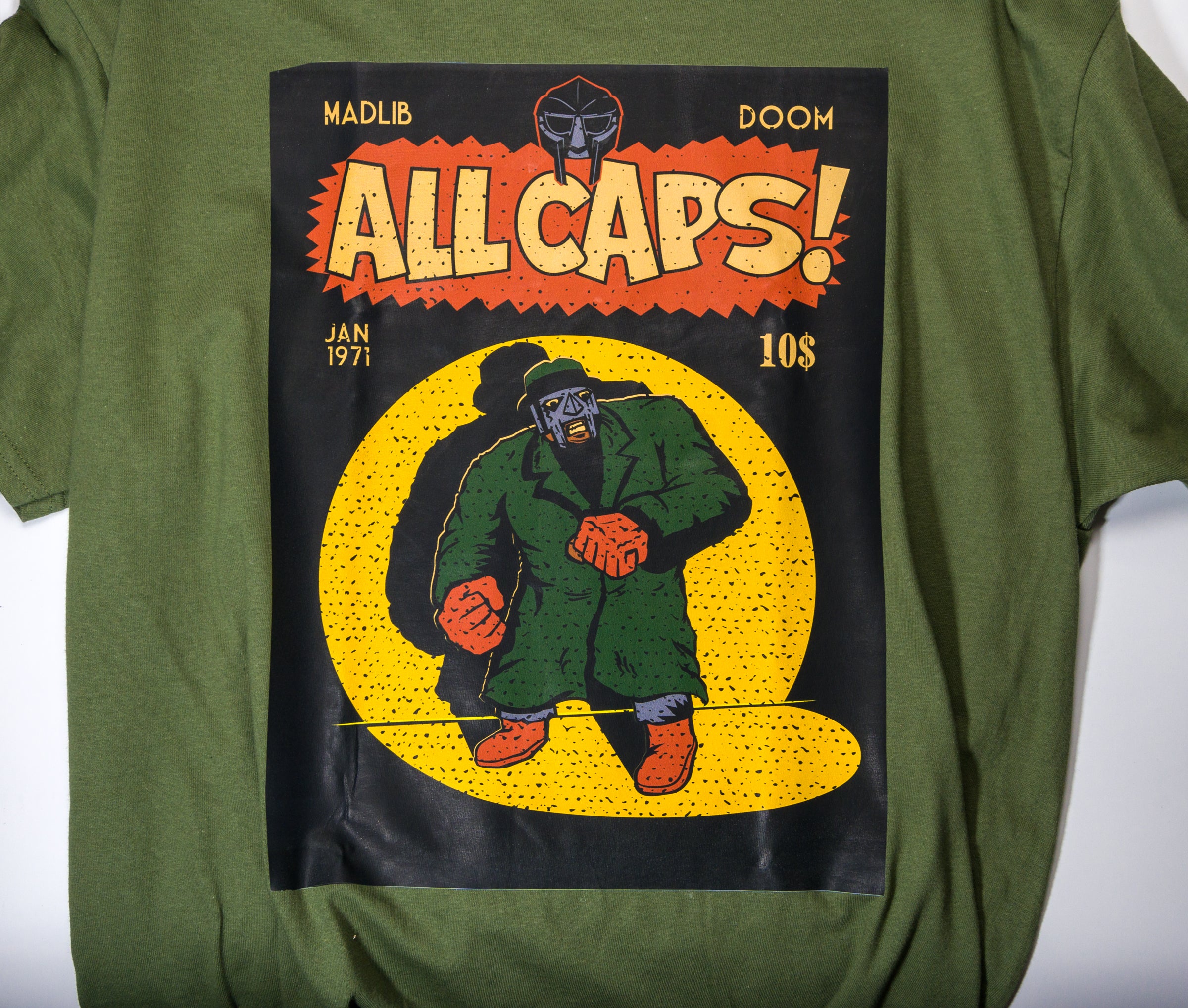 Camiseta MF DOOM con letras en mayúsculas